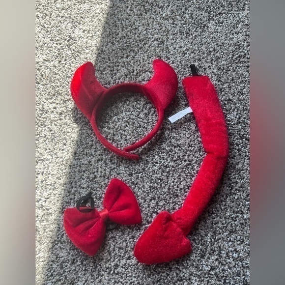 Devil headband,‎ bow tie and tail. - Picture 1 of 1